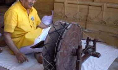 खादी से बने वस्त्रों को खरीदें व उपयोग करे - वासुदेव देवनानी