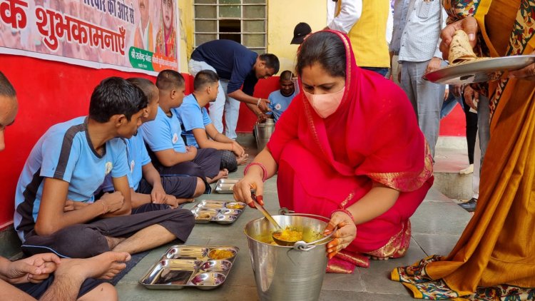 प्रदेशाध्यक्ष सतीश पूनिया के जन्मदिन पर महापौर, भाजपा पार्षदों ने मानसिक विमंदित बच्चों को करवाया भोजन