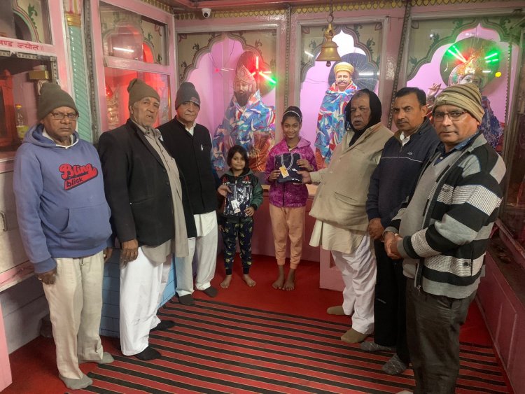 बच्चों को जर्सिया वितरित