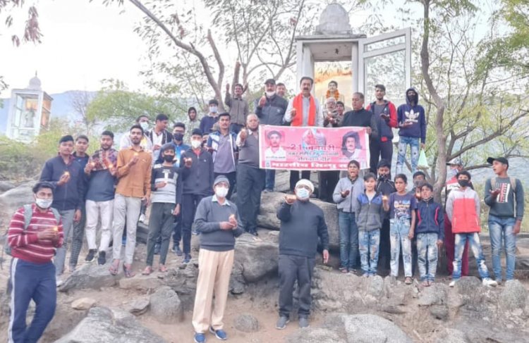 शहीद हेमू कालाणी 79वें बलिदान दिवस की पूर्व सध्ंया पर किया दीपदान व देशभक्ति आधारित कार्यक्रम