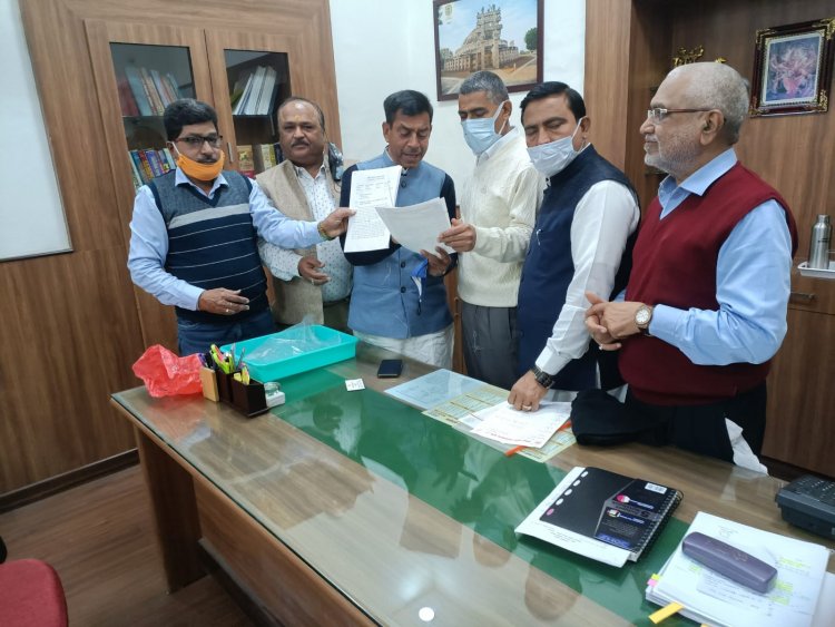 सिंधी सेंट्रल पंचायत का प्रतिनिधि मंडल मिला संभागीय आयुक्त श्री गुलशन बामरा से
