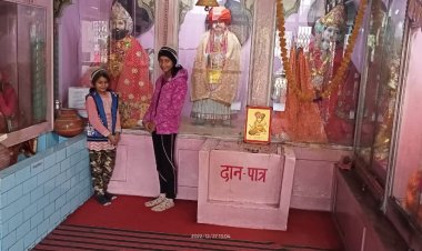 विश्व     सिन्धी   सेवा   संगम   द्वारा   बच्चों   को  टोपियों   का   वितरण